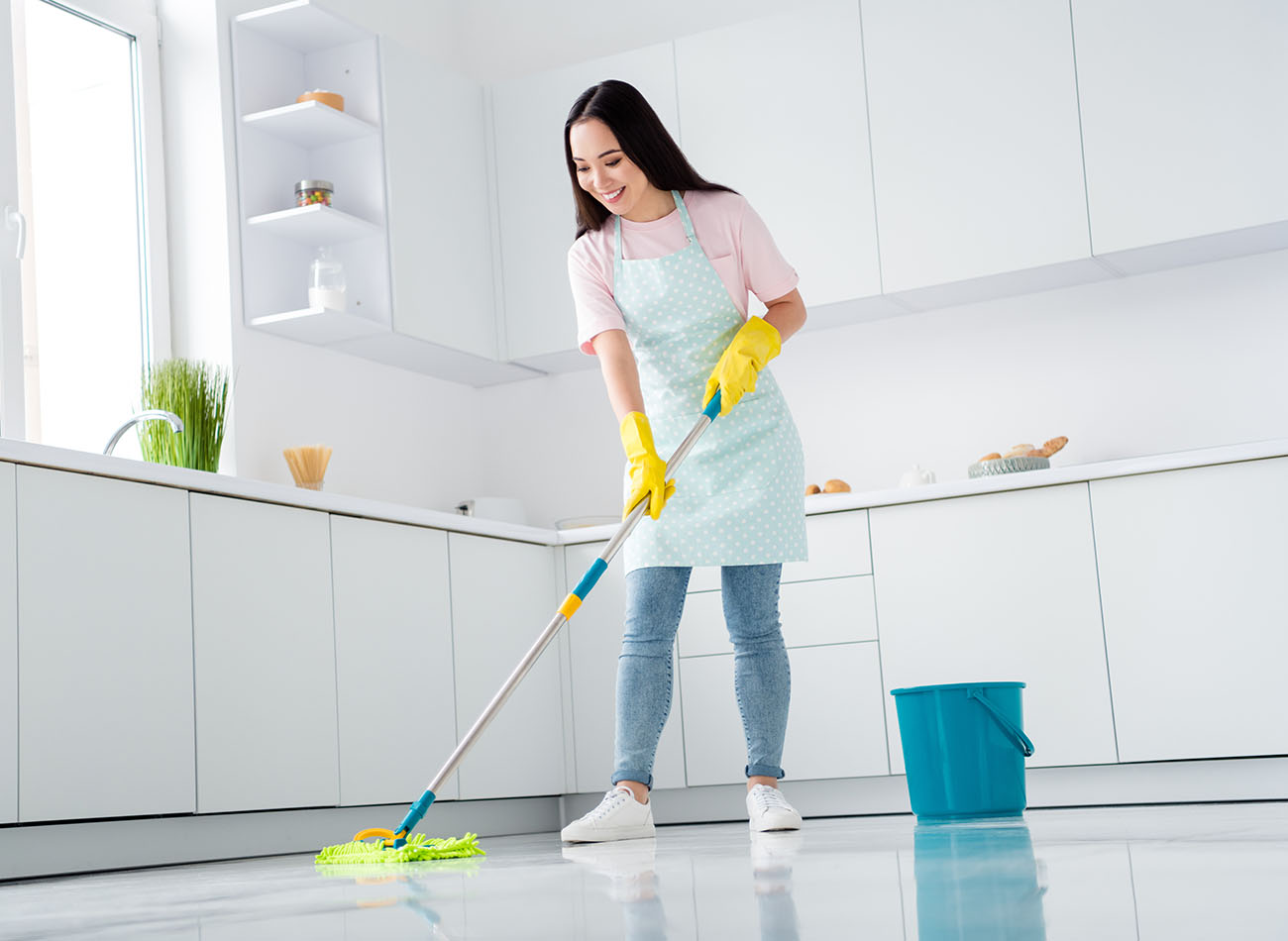 Frau wischt Küchenboden